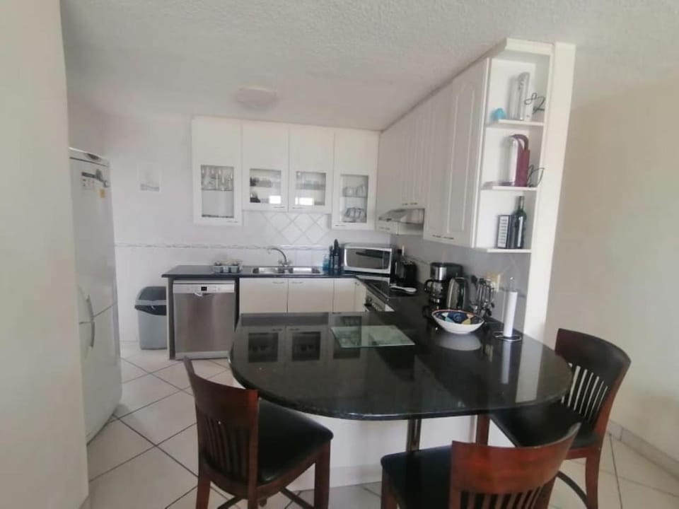 Living room, Seating area, Dining area, minibar, pet friendly, stove, toaster