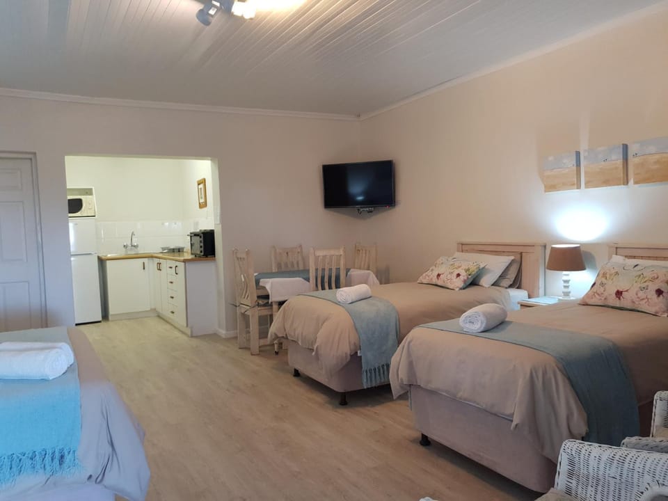 Kitchen or kitchenette, Photo of the whole room, Dining area