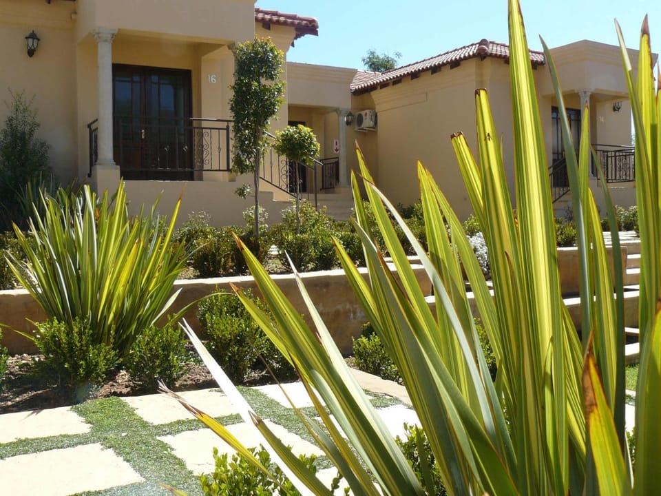 Facade/entrance, Garden, Decorative detail, Garden view