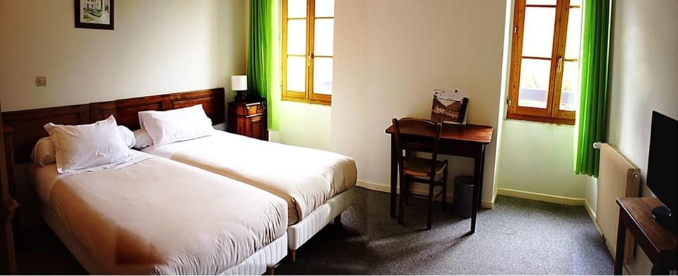 Bed, TV and multimedia, Photo of the whole room, Bedroom, hair dresser