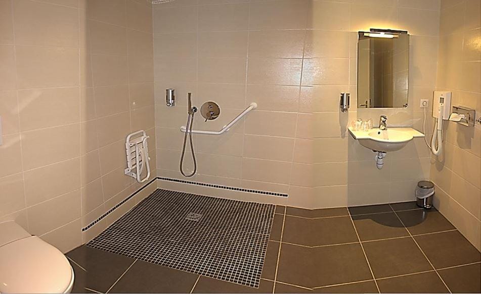 Shower, Bathroom, acessibility