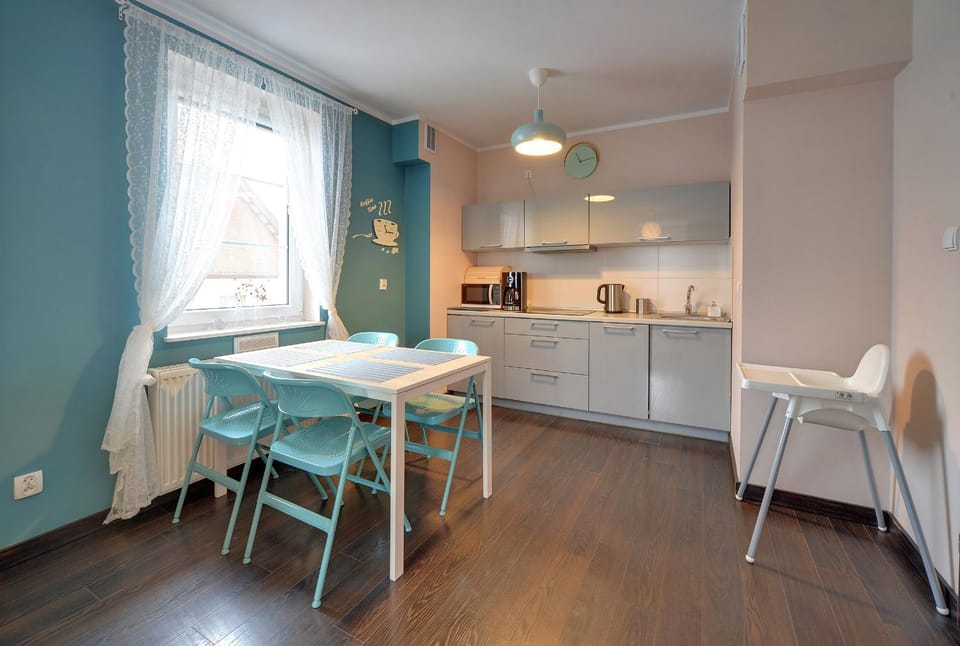 Kitchen or kitchenette, Living room, Seating area, Dining area, stove