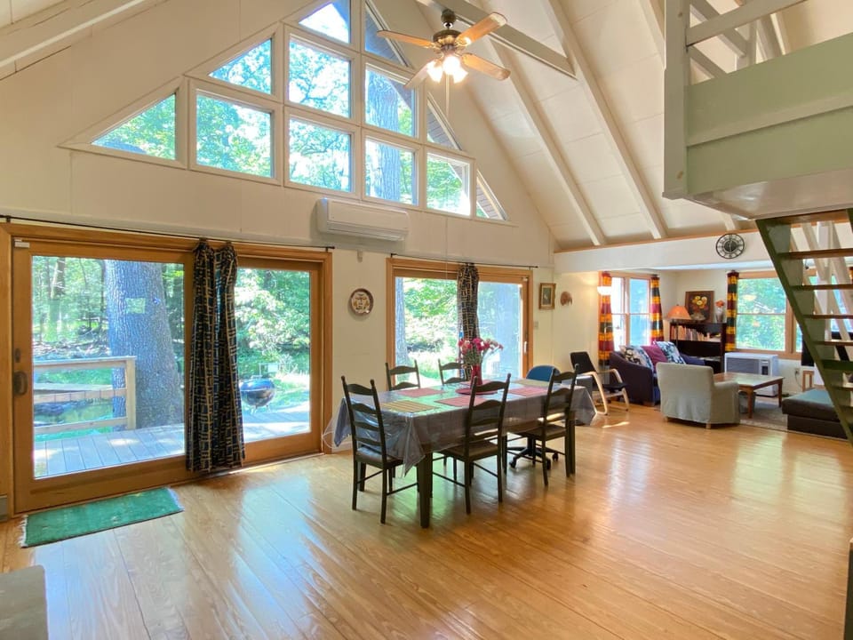 Secluded Chalet on Fishing Creek-Mins to Camelbk House in Pocono Mountains