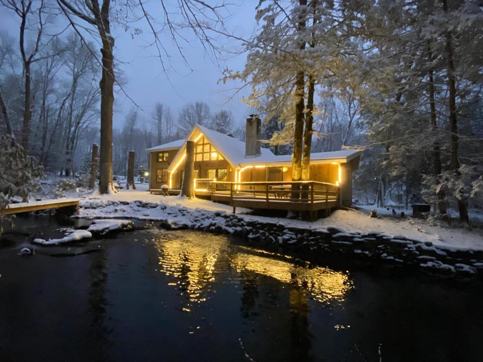 Secluded Chalet on Fishing Creek-Mins to Camelbk House in Pocono Mountains