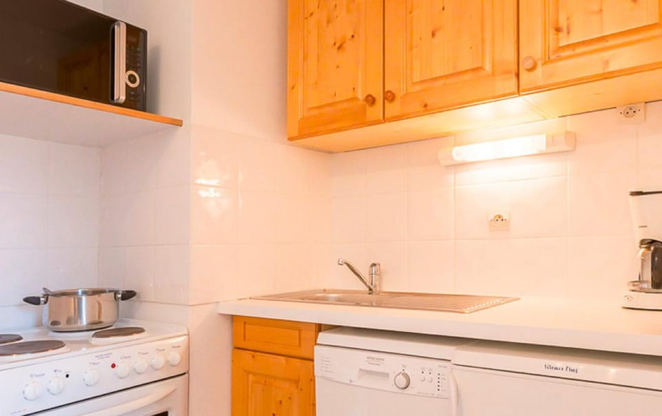 Kitchen or kitchenette, minibar, stove