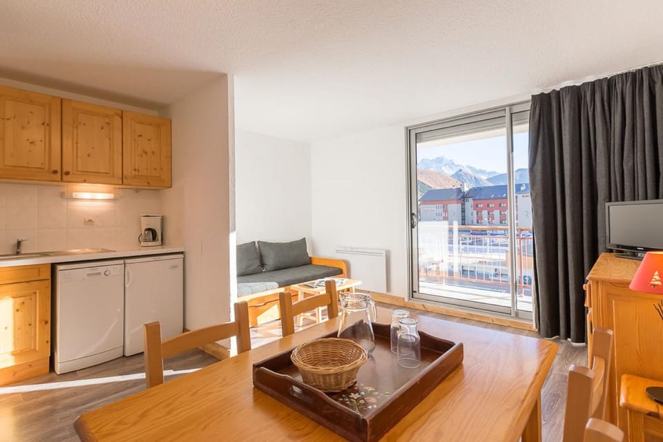 Kitchen or kitchenette, Living room, Dining area