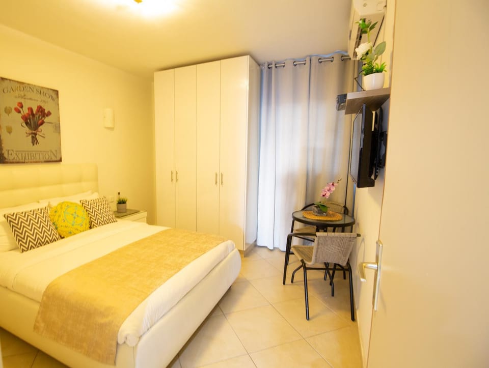 Photo of the whole room, Bedroom