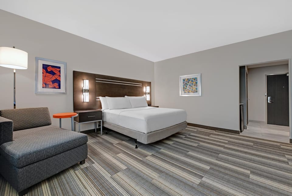 Photo of the whole room, Seating area, Bedroom