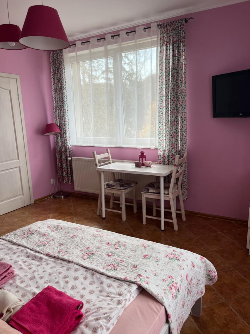 Bed, TV and multimedia, Photo of the whole room, Seating area, Bedroom