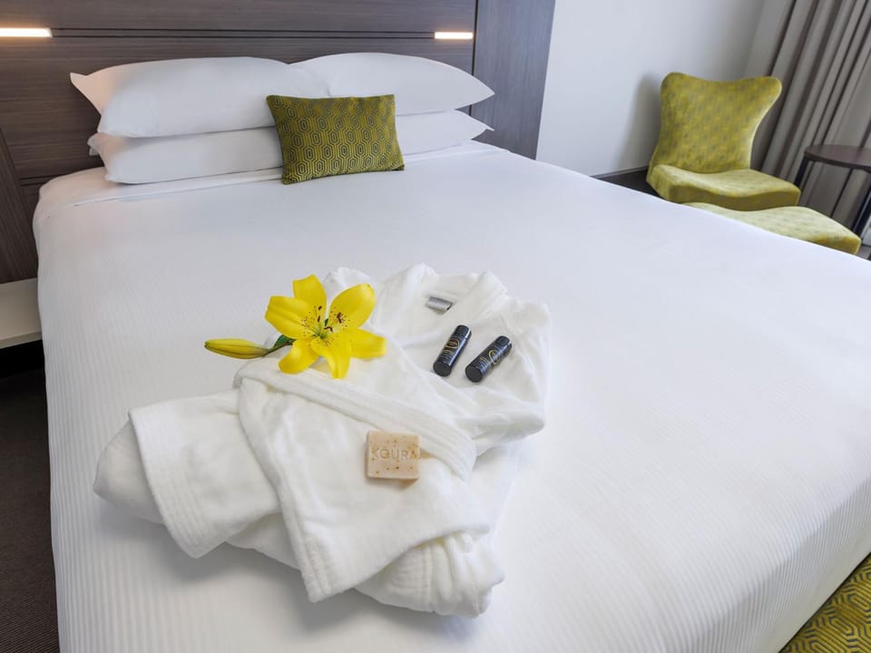 Bed, Bedroom, towels