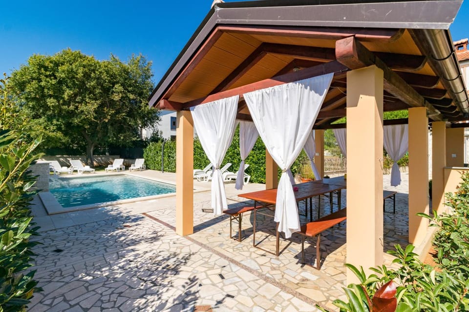 Swimming pool, Swimming pool