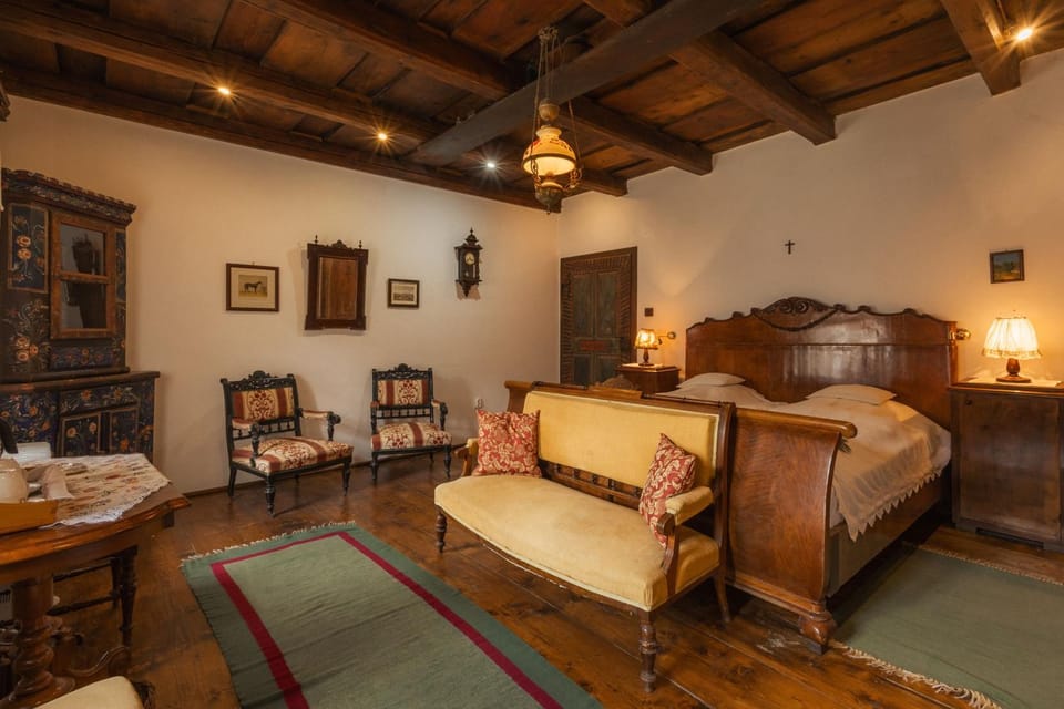 Bed, Photo of the whole room, Seating area, Bedroom