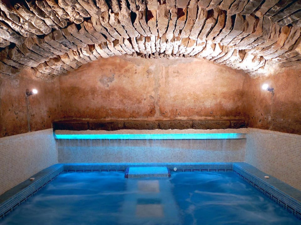 Hot Spring Bath, Spa and wellness centre/facilities