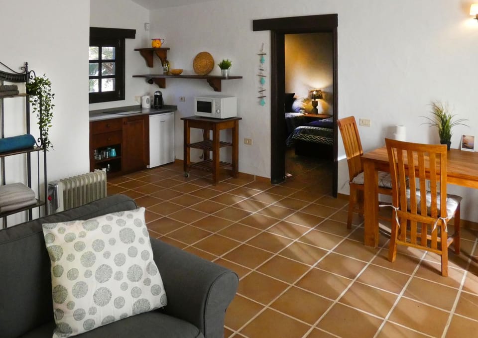 Coffee/tea facilities, Kitchen or kitchenette, Seating area, Dining area