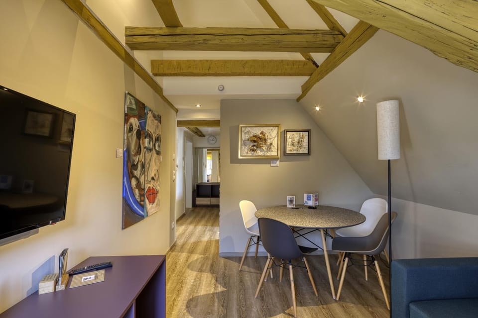 TV and multimedia, Living room, Seating area, Dining area