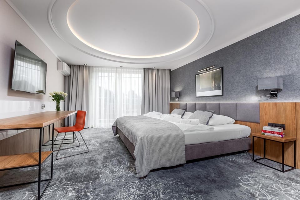 Bed, TV and multimedia, Living room, Photo of the whole room, Seating area, Bedroom, hair dresser