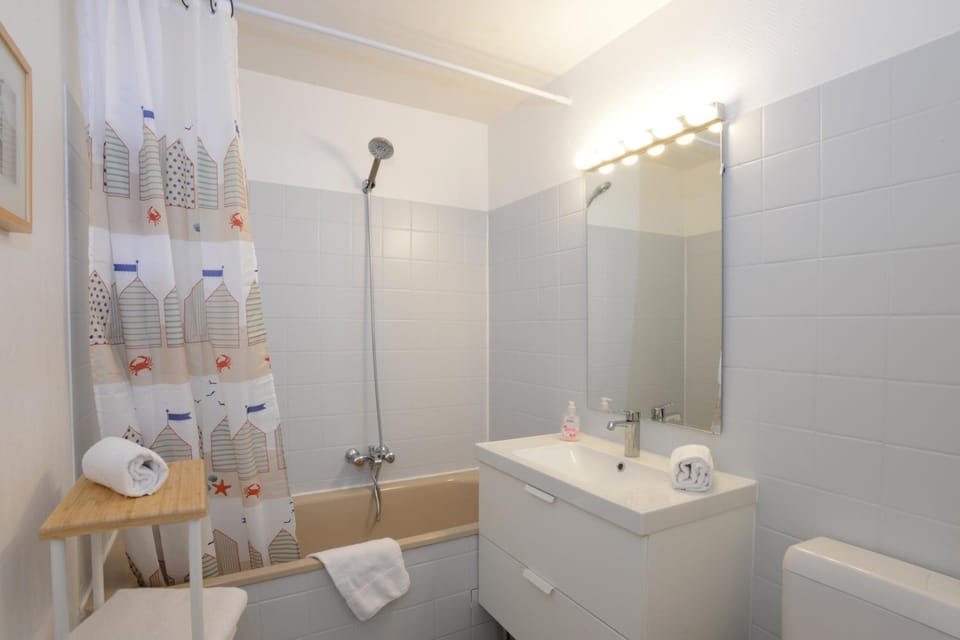 Bathroom, towels