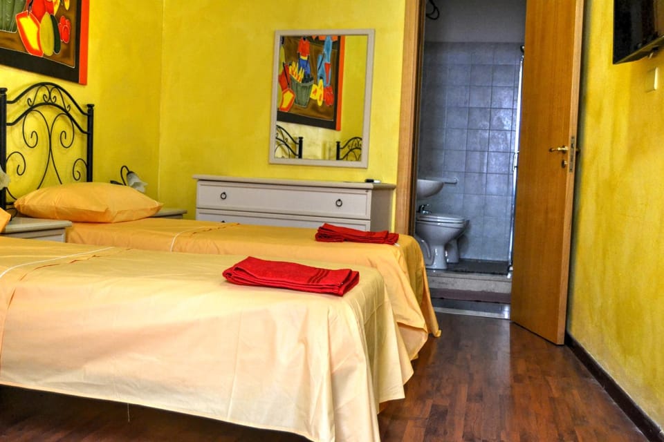 Shower, Toilet, Bathroom, TV and multimedia, Photo of the whole room, Bedroom, Area and facilities