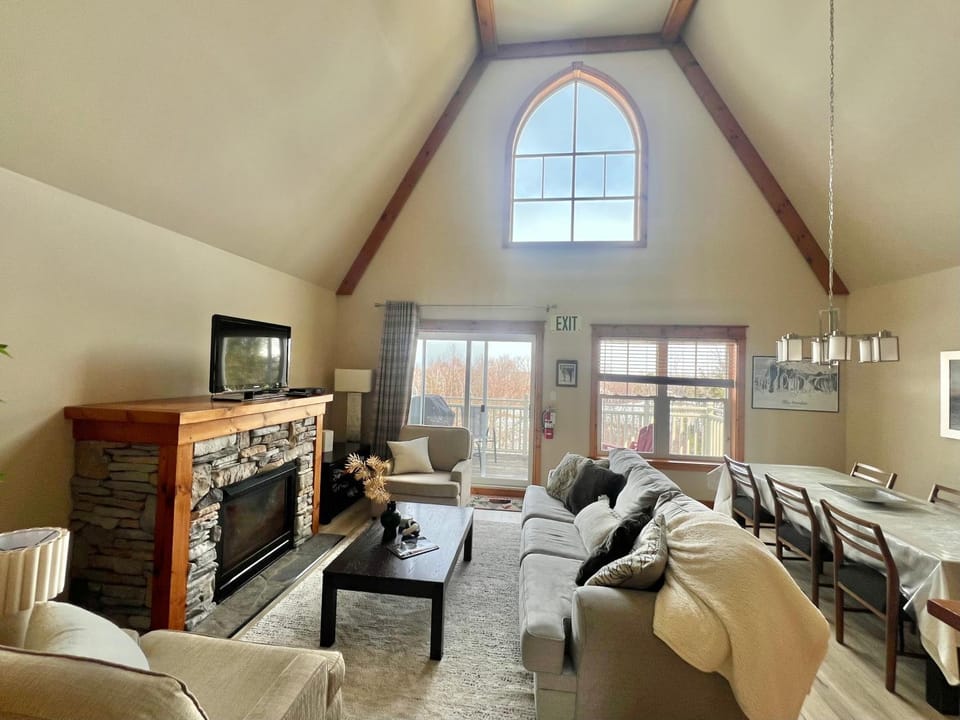 The Blue Escape Blue Mountain Chalet House in Grey Highlands
