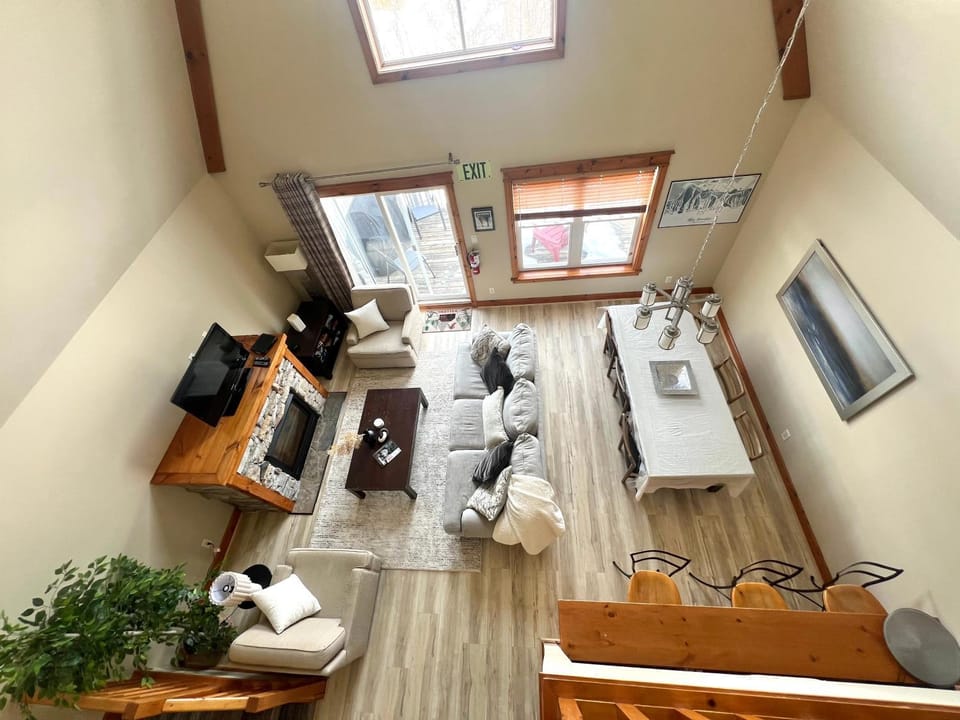 The Blue Escape Blue Mountain Chalet House in Grey Highlands