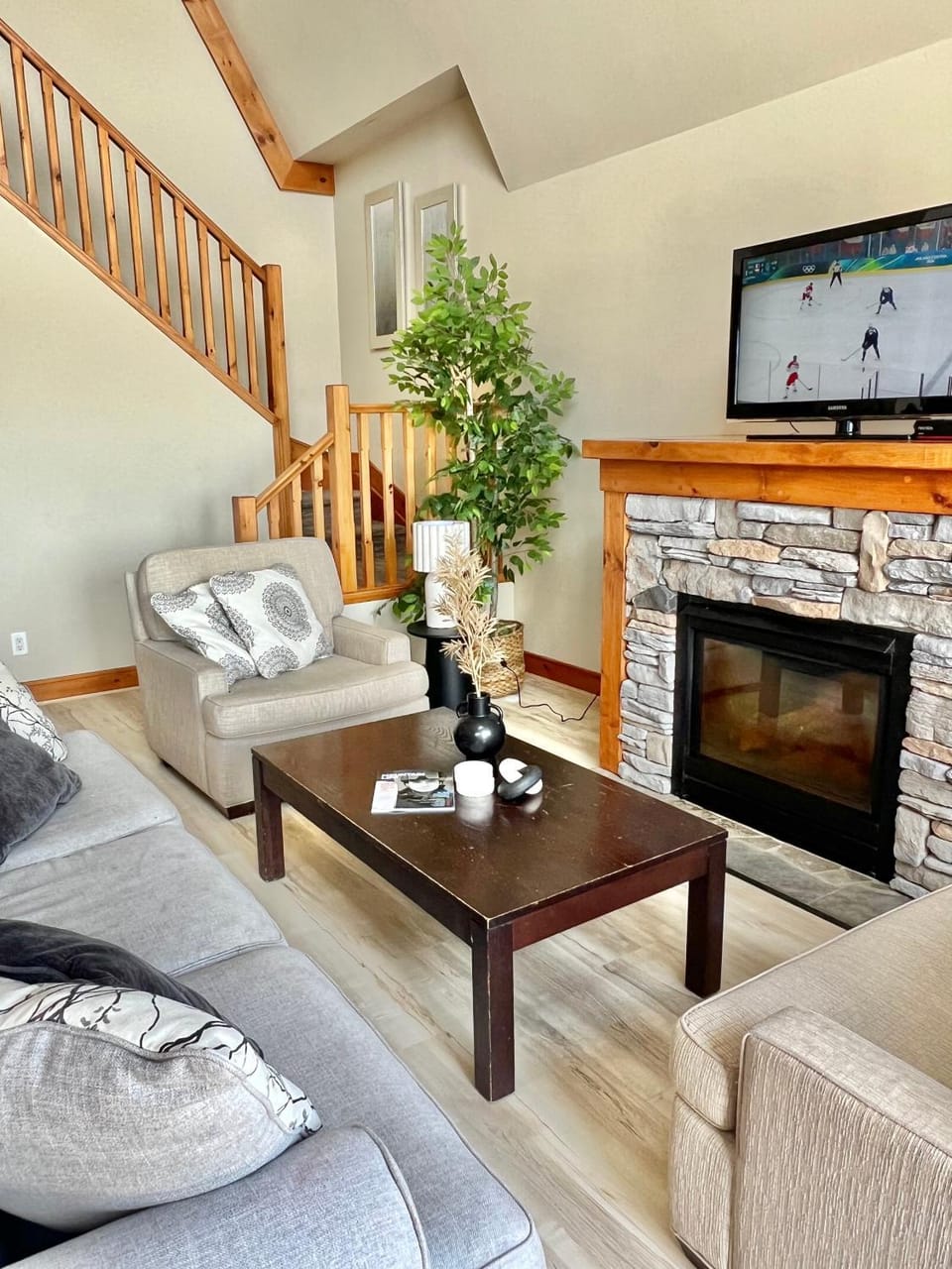 The Blue Escape Blue Mountain Chalet House in Grey Highlands