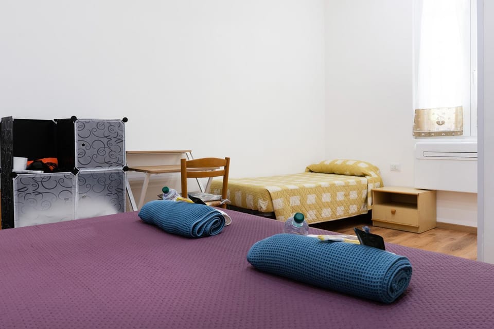 Bed, TV and multimedia, Photo of the whole room, Seating area, Bedroom, towels