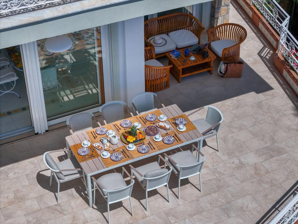 Balcony/Terrace, Food and drinks, Seating area, Dining area, Food
