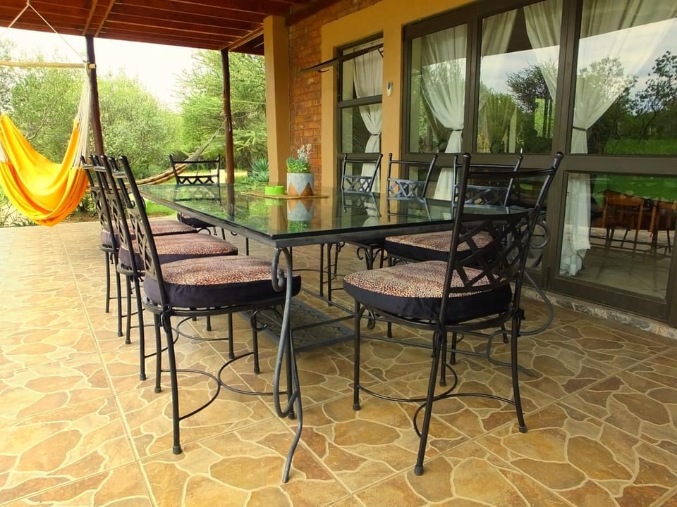 Patio, Garden, Seating area, Dining area
