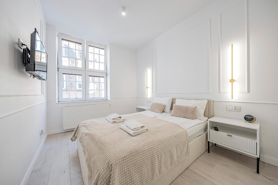 Bed, TV and multimedia, Photo of the whole room, Bedroom, towels