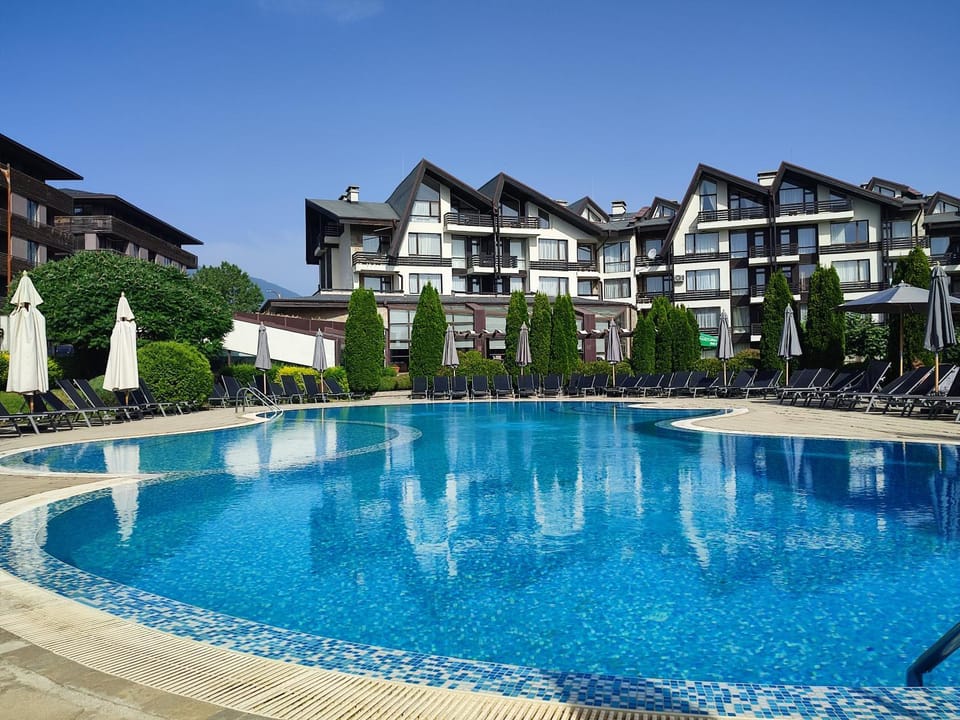 Property building, Day, Garden, Swimming pool, sunbed