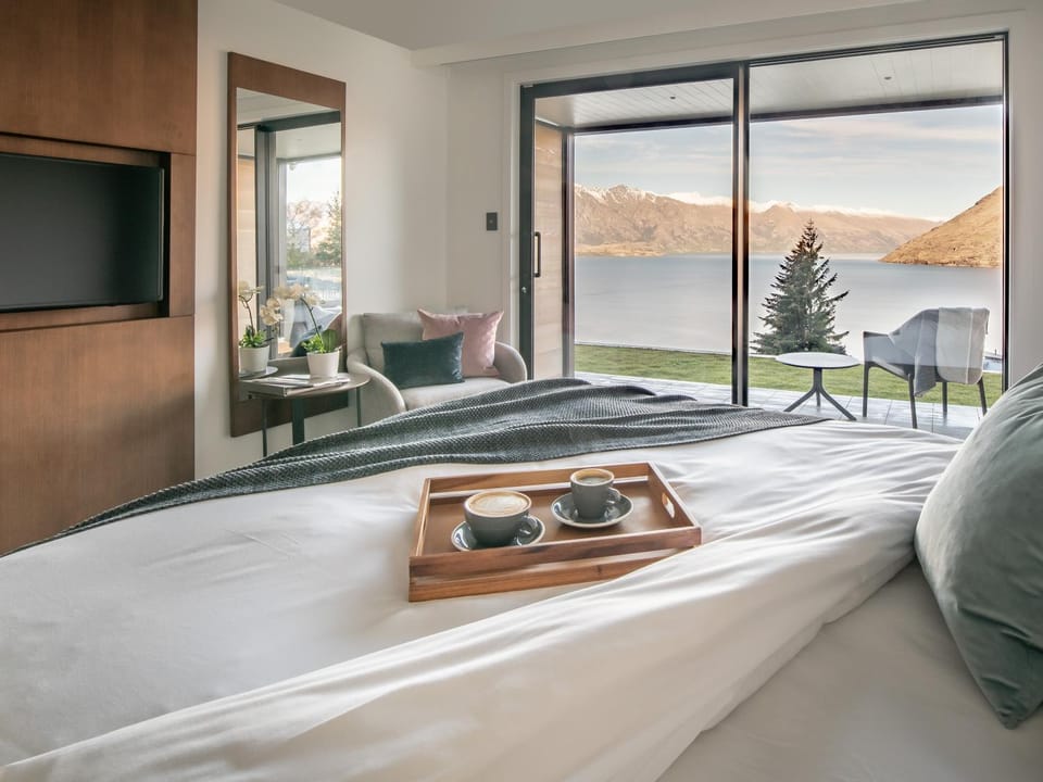 Patio, Bed, Natural landscape, TV and multimedia, Coffee/tea facilities, Photo of the whole room, Bedroom, Lake view, Mountain view