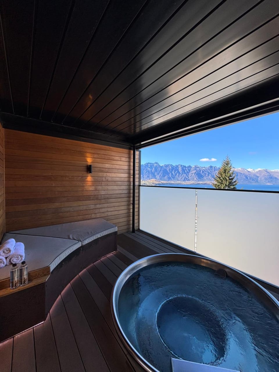 Natural landscape, Hot Tub, Mountain view, towels