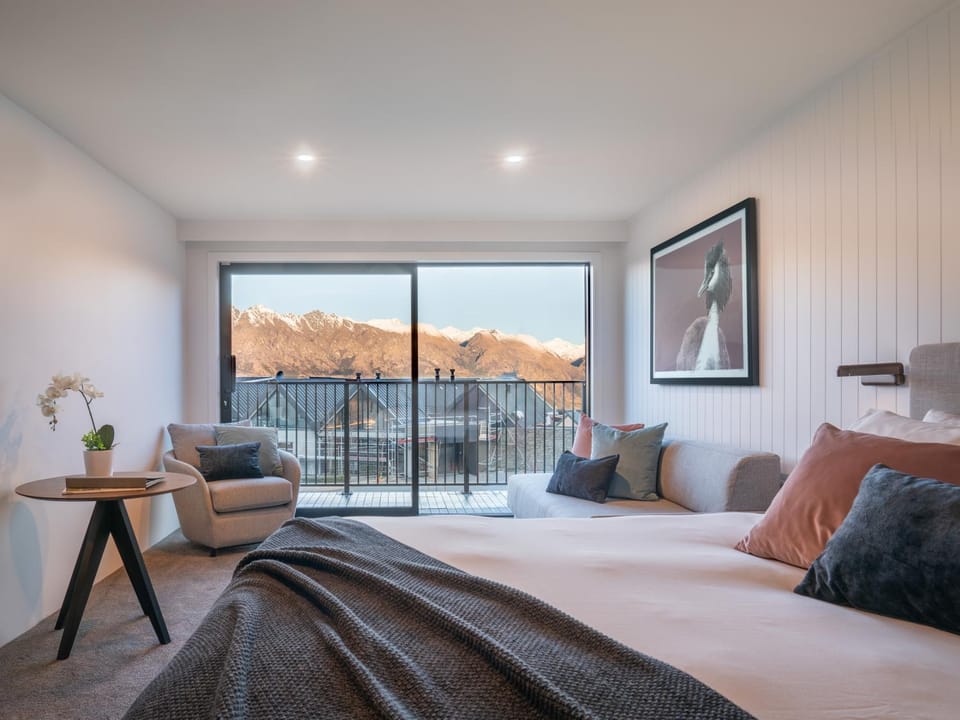 Bed, View (from property/room), Balcony/Terrace, Photo of the whole room, Seating area, Bedroom, Mountain view, heating, air conditioner
