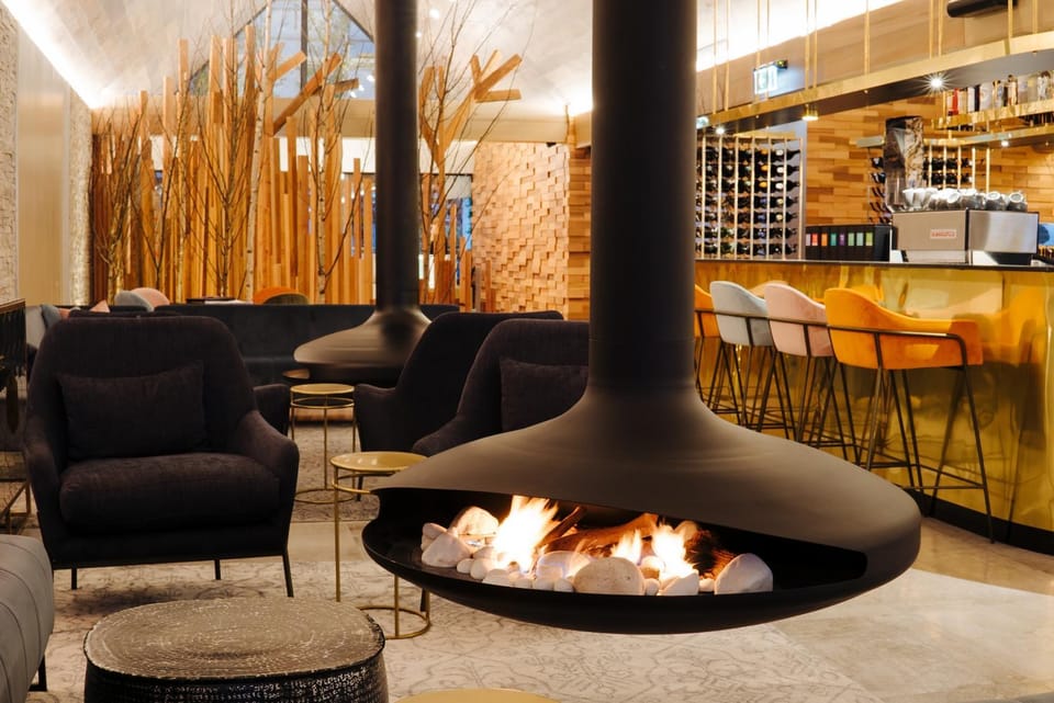 Restaurant/places to eat, Lounge or bar, Decorative detail, Seating area, Alcoholic drinks, Non alcoholic drinks, fireplace