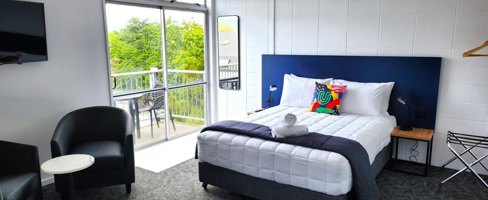 Bed, Balcony/Terrace, Photo of the whole room, Seating area