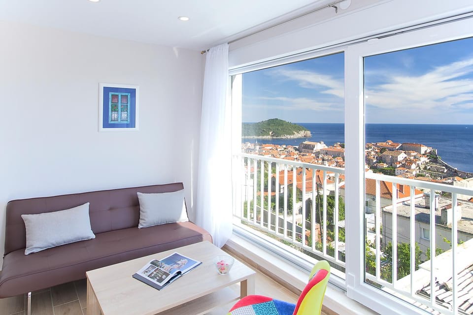 Living room, City view, Landmark view, Sea view
