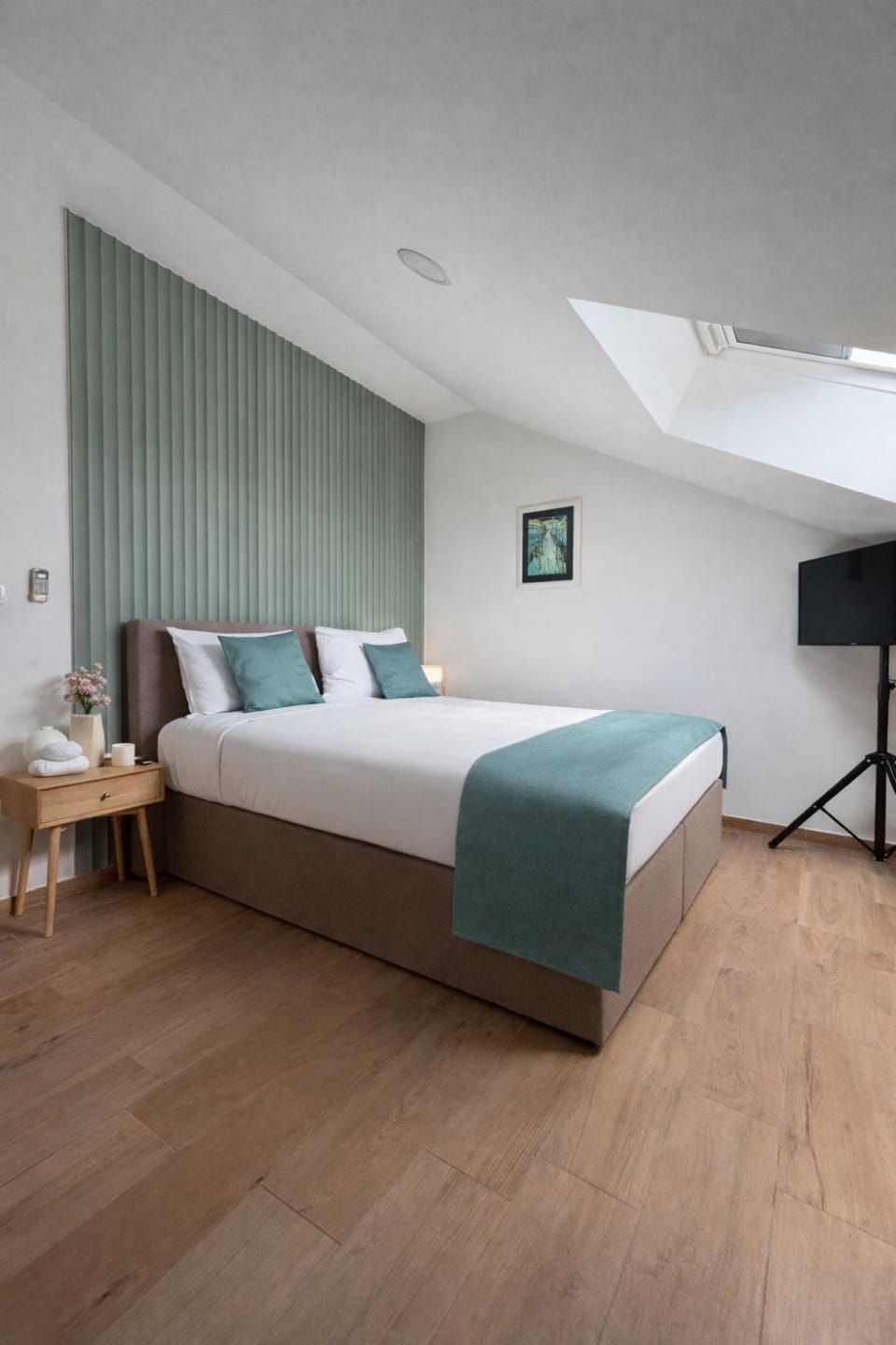 Bed, TV and multimedia, Photo of the whole room, Bedroom