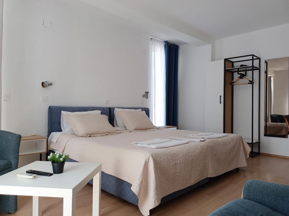 Bed, Photo of the whole room, towels, wardrobe