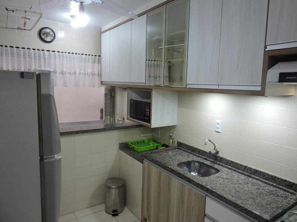 Apto 2 quartos no centro de Bombinhas, 130 metros praia Apartment in Bombinhas