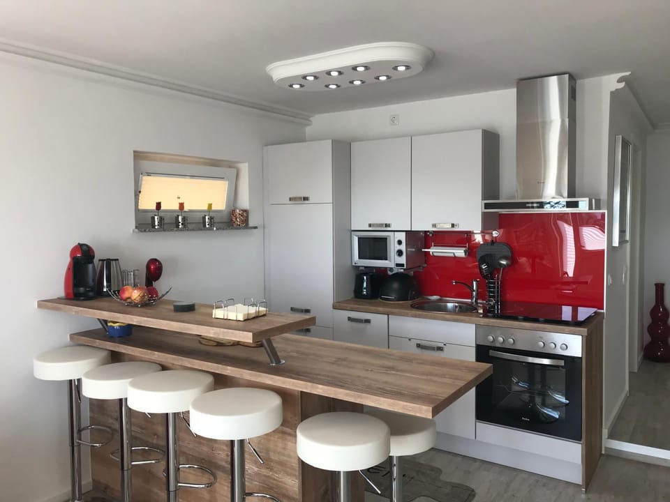 Coffee/tea facilities, Kitchen or kitchenette, Dining area, dishwasher, oven, stove, toaster