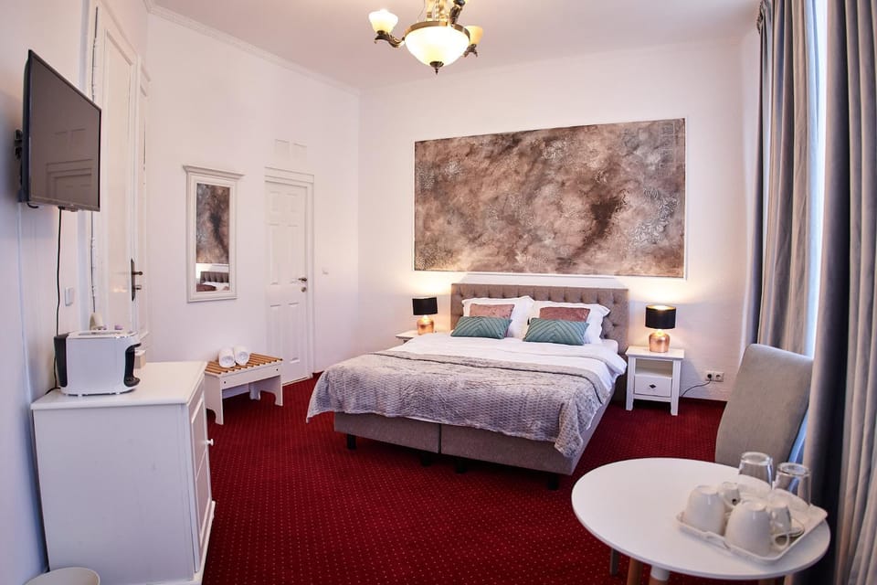 Bed, TV and multimedia, Photo of the whole room, Seating area, Bedroom, towels