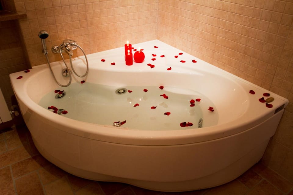 Hot Tub, Bathroom