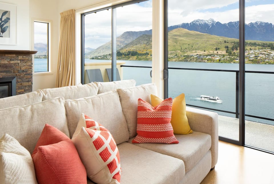 Balcony/Terrace, Living room, Seating area, Lake view, Mountain view