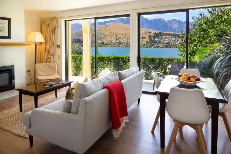 View (from property/room), Living room, Dining area, Lake view, Landmark view, Mountain view