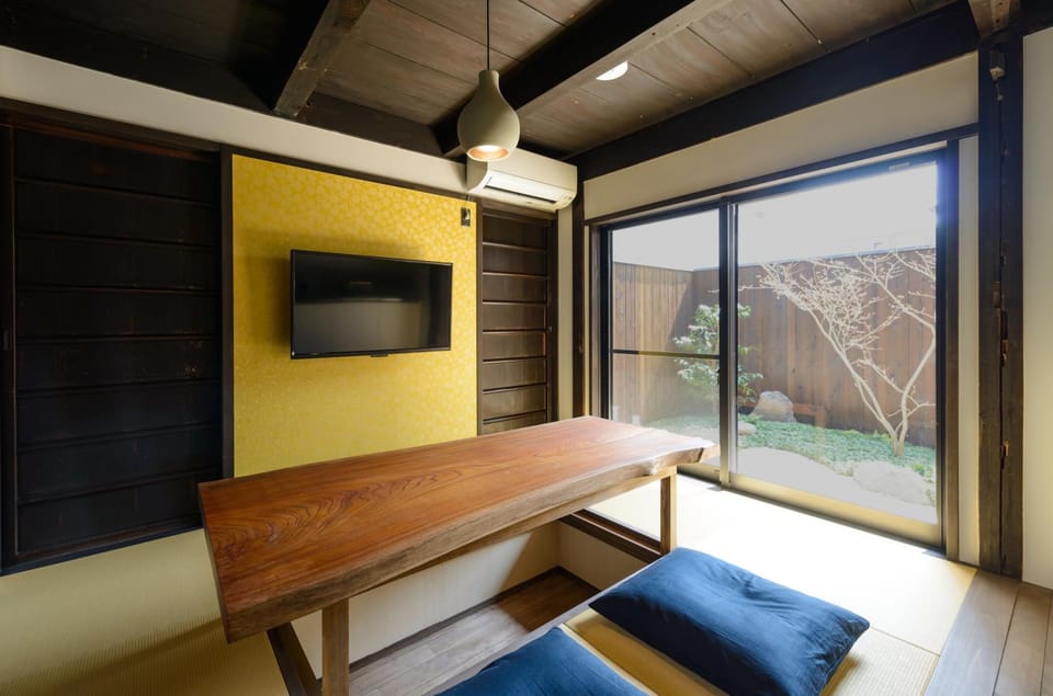 Garden, TV and multimedia, Living room, Seating area, Dining area