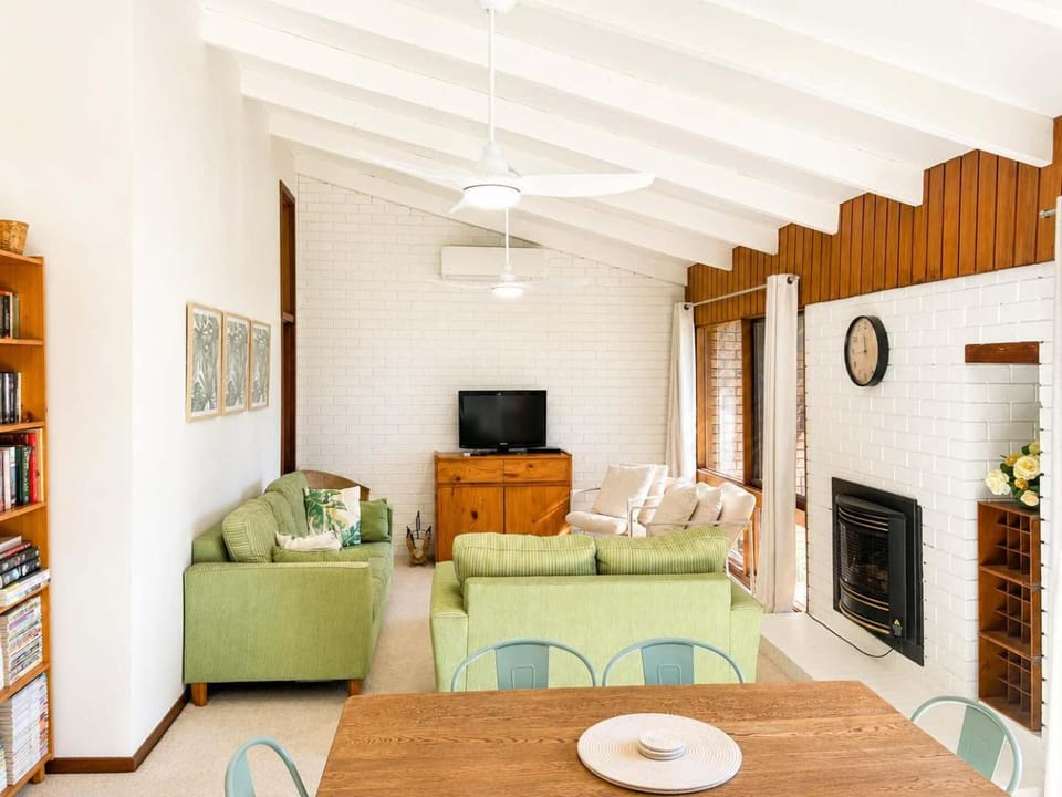 Family Paradise - 500m to Mollymook Beach House in Mollymook