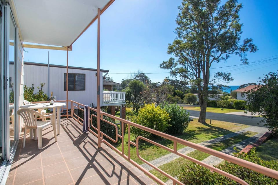 So Close to the Beach - 450m to Mollymook surf House in Mollymook