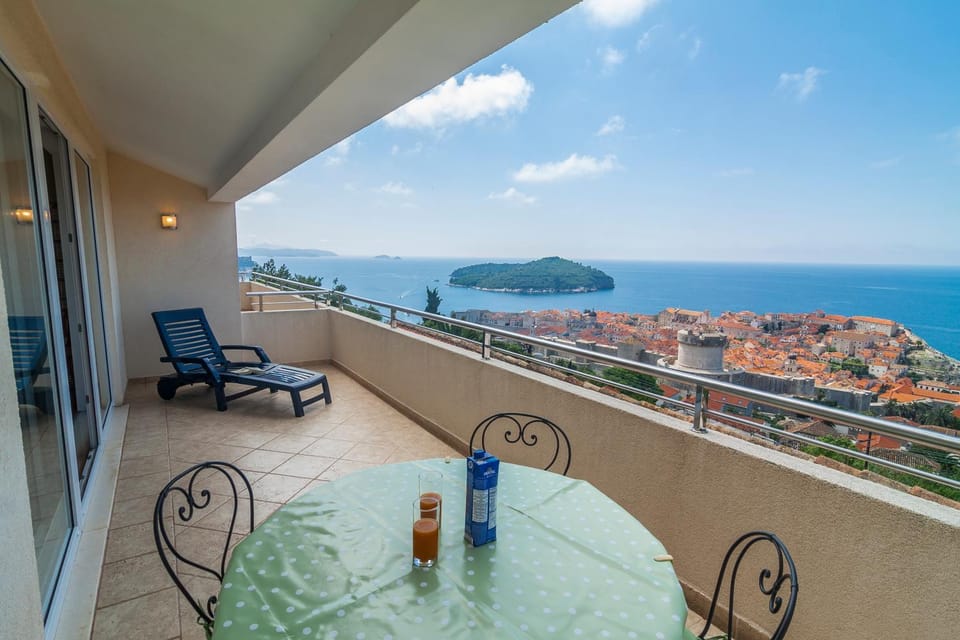 Balcony/Terrace, Seating area, City view, Landmark view, Sea view