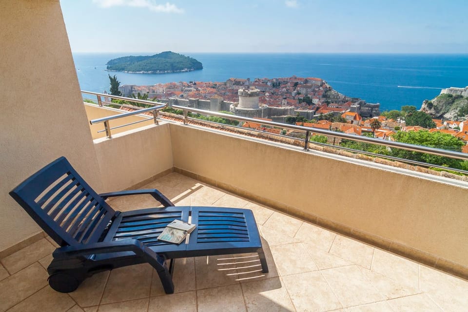 Balcony/Terrace, Seating area, City view, Landmark view, Sea view