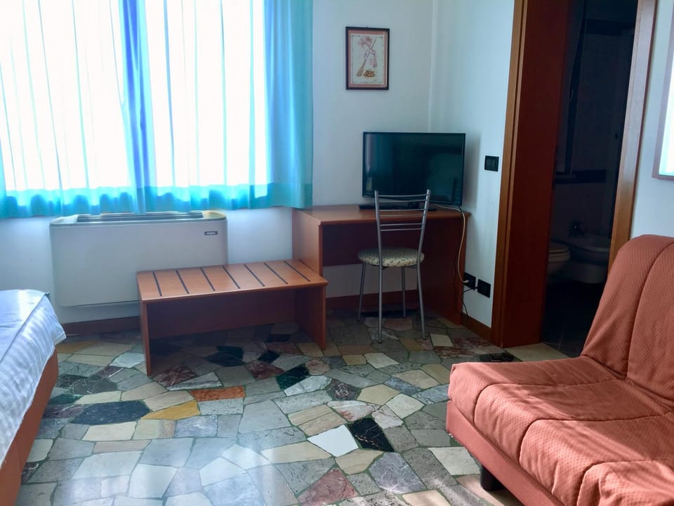 TV and multimedia, Photo of the whole room, Bedroom